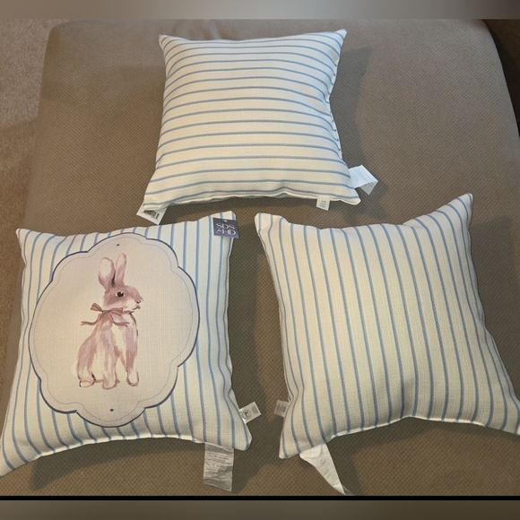 New SDS for HD Designs bouquet Paradise indoor/Outdoor Pillow. Blue & white - Picture 2 of 11